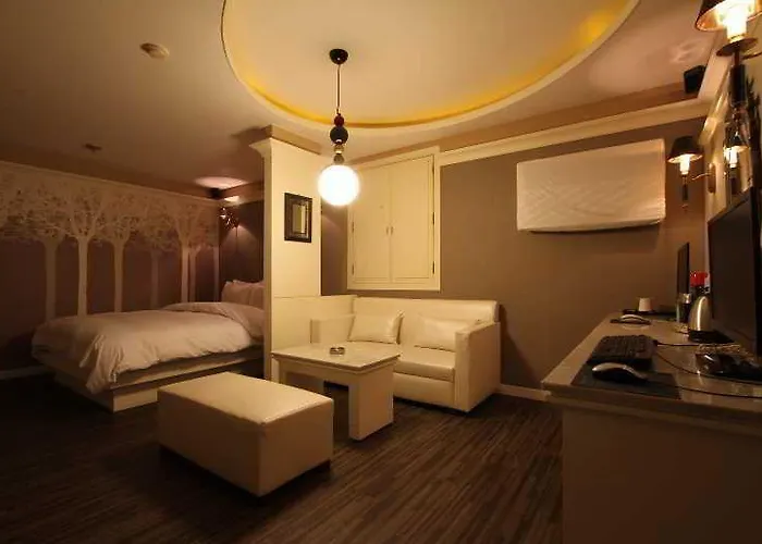 Motel Art 2*