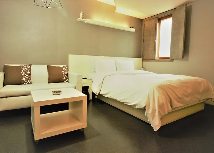 Motel Art 2*