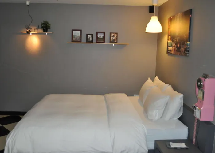 Motel Art 2*